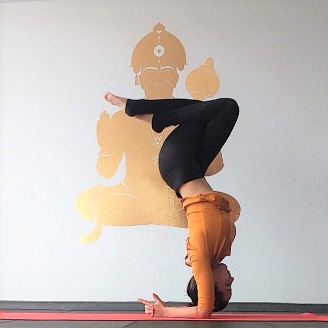 Foto de Sandra en una posición de yoga, parada sobre sus codos.