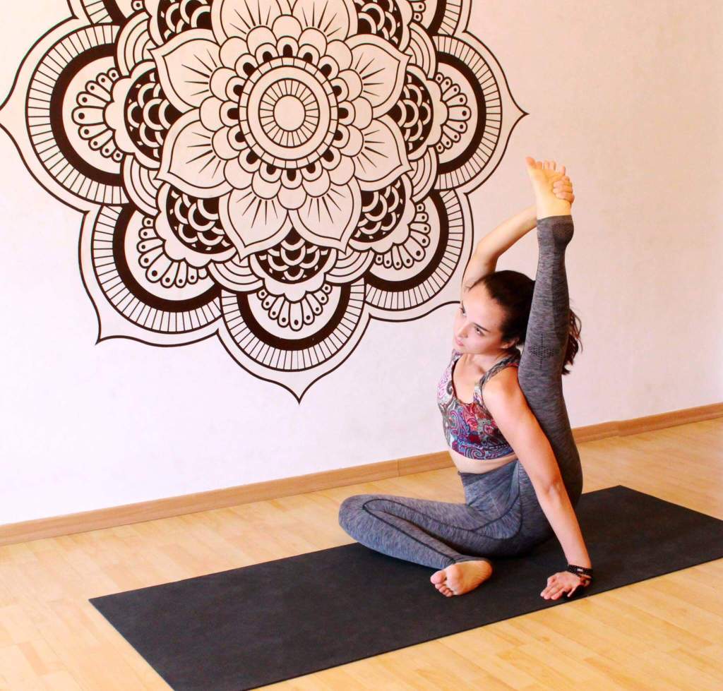Sandra Rovegno, en un estudio de yoga, estirando sus piernas.